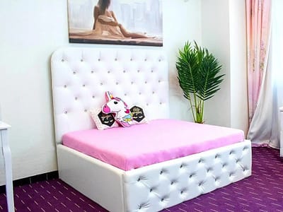 Model online în București
