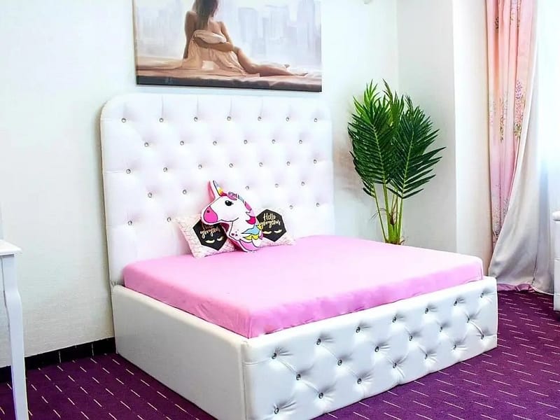 Model online în București